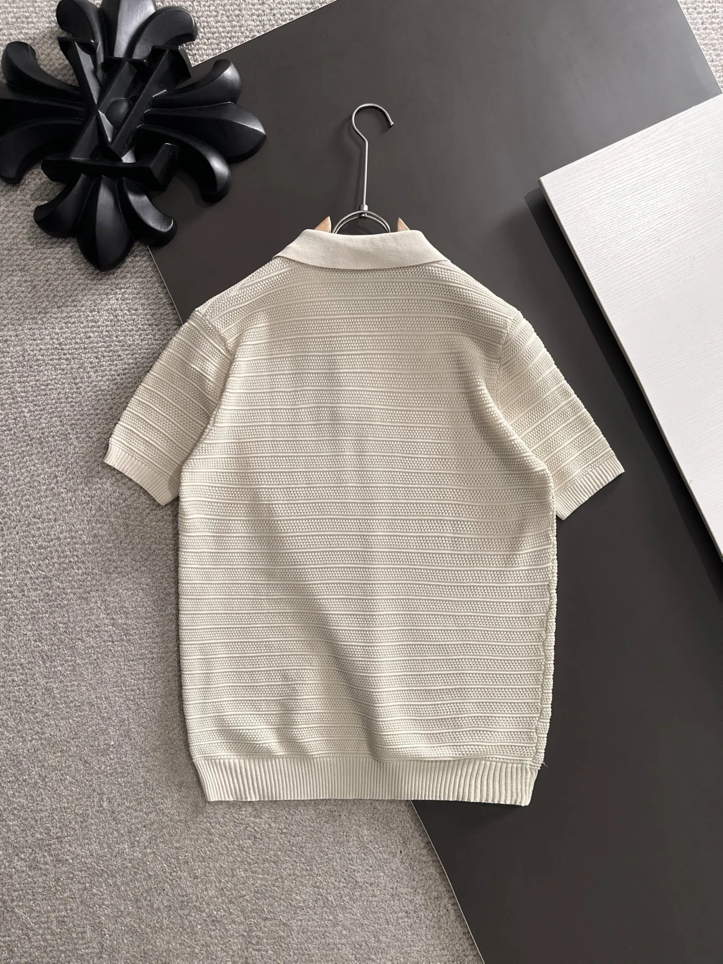 Next day shipment LP high quality Loro Piana 26ss New Arrival men's short-sleeved T-shirt Made of combed cotton yarn knitted cotton fabric, no pressure when entering and exiting the counter Exclusive control of raw materials It feels substantial when weighed, and the upper body is more textured than ordinary T-shirts. This texture can cope with the weather easily and is suitable for both hot and cold! Loose fit design, looks noble. The only correct version is available Size: M to XXXL